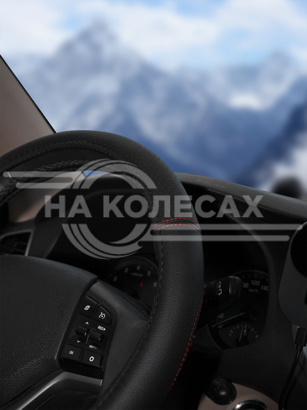Оплетка на руль, искусст. кожа с перф., черная, красн. прошивка, 38 см/М
