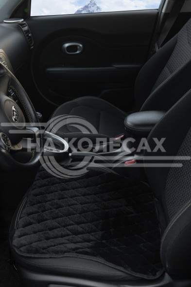 Накидка (подушка) из искусственного меха на сиденье, черная с коротким мехом, 1 шт.