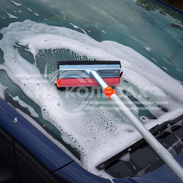 Щетка для мытья стекол с телескопич. ручкой, поролоном и водосгоном (90-130см)