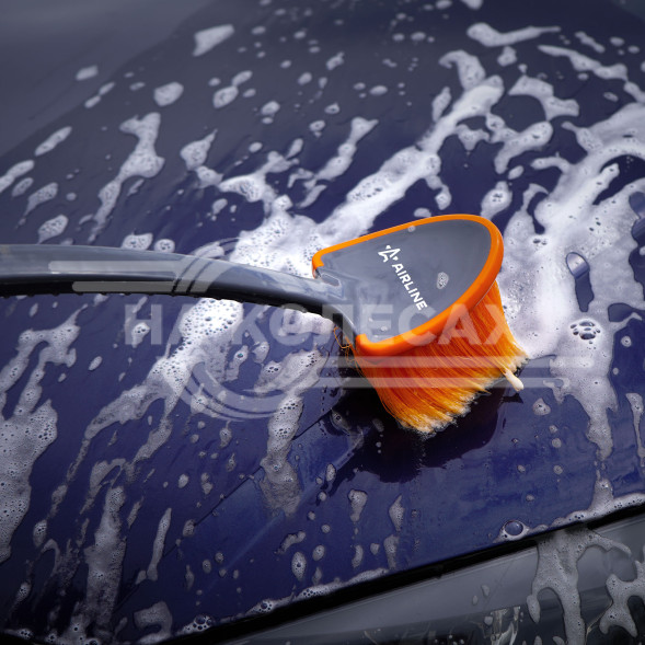 Щетка для мытья с мягкой распушенной щетиной, прорезиненные ручка и кант (52 см)