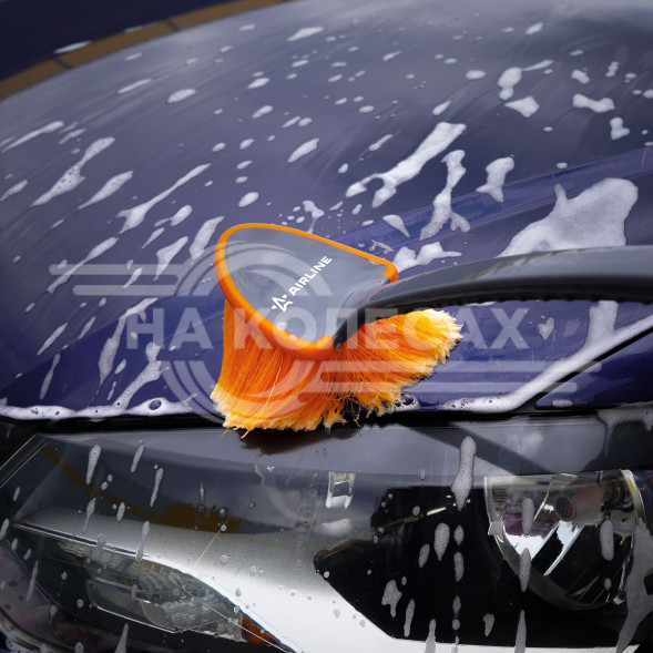 Щетка для мытья с мягкой распушенной щетиной, прорезиненные ручка и кант (52 см)