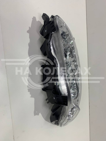 Фара передняя Toyota Corolla E150 06-10