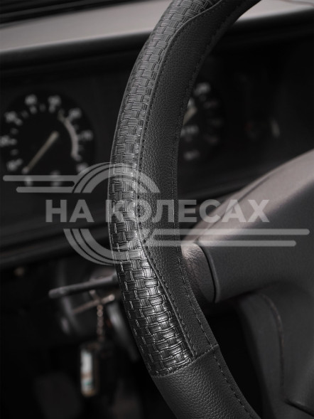 Оплетка на руль, искусственная кожа с тиснением, черная, 42 см / XL