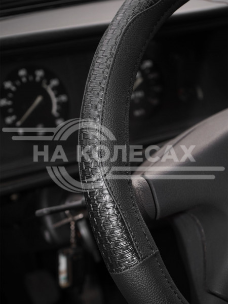 Оплетка на руль, искусственная кожа с тиснением, черная, 42 см / XL