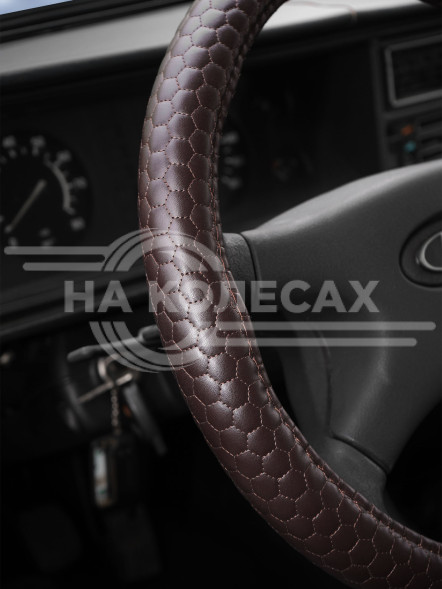 Оплетка на руль, искусственная  кожа с тиснением, коричневая, 40 см / L