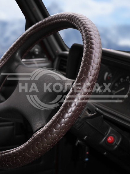 Оплетка на руль, искусственная  кожа с тиснением, коричневая, 40 см / L
