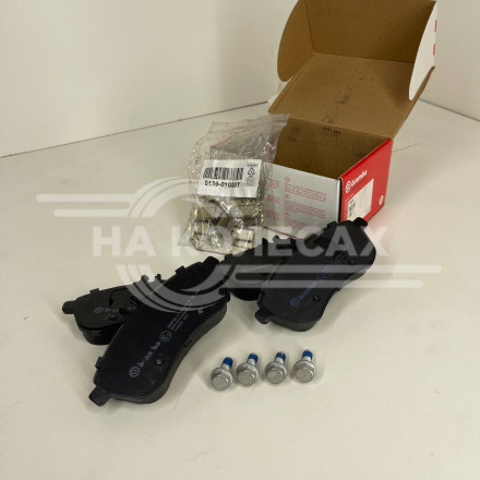Mercedes-Benz W204 передние тормозные колодки Brembo P50 070